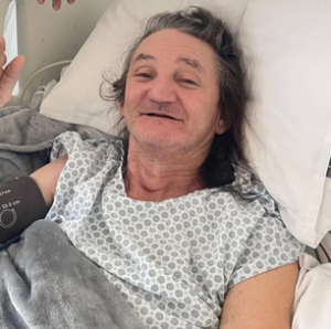 Katy Perry surpreende ao trocar moedas por cartão na Fontana di Trevi