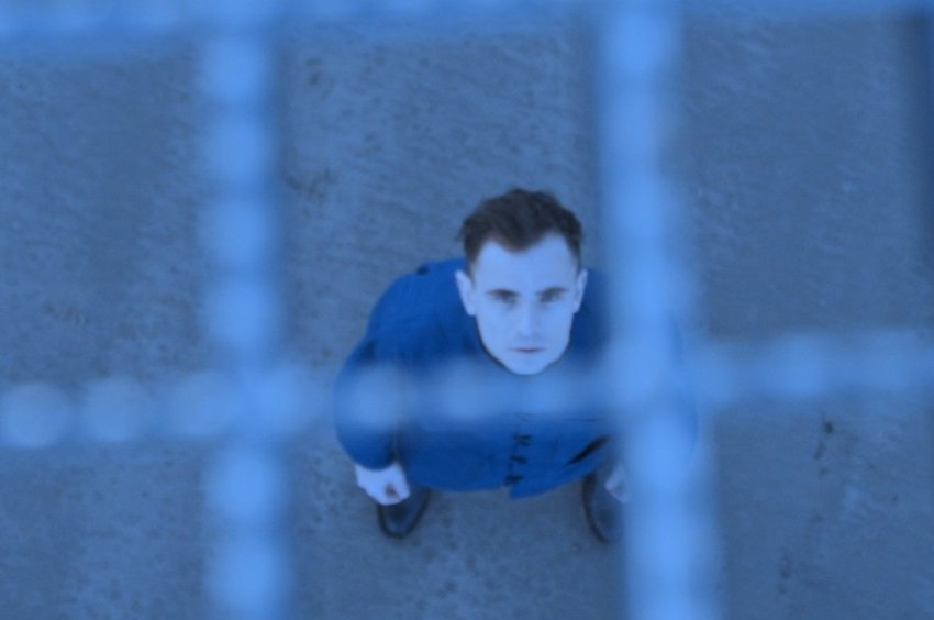 Kyrill lança novo single “Pulling Me Down” e mergulha em temas de ansiedade e colapso social