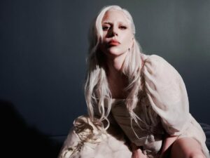 Lady Gaga fatura bilhão de dólares com turnê Mayhem Tour e quebra recordes