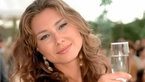 Lavínia Vlasak exibe forma impecável aos 50 anos com fotos de biquíni