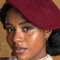 Botas chelsea de Letícia Colin em ‘Quem Ama, Cuida’ são o it-item de luxo que voltou com tudo e rejuvenesce qualquer look