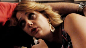 Letícia Isnard enfrenta perrengues para entrar em Avenida Brasil