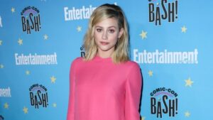 Lili Reinhart expõe abuso no set: diretor mandou encolher a barriga