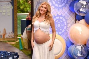 Lore Improta mostra rotina hilária do bebê na barriga: ‘Que criança arteira!’