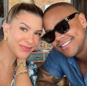 Léo Santana ‘grávido’ com melancia: cantor brinca com experiência da esposa em chá de bebê