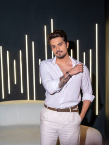 Luan Santana Renova com Sony Music em Meio a Turnê Bombada