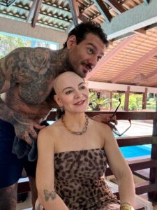 Mãe de Lucas Lucco enfrenta alopecia e abre o coração sobre diagnóstico