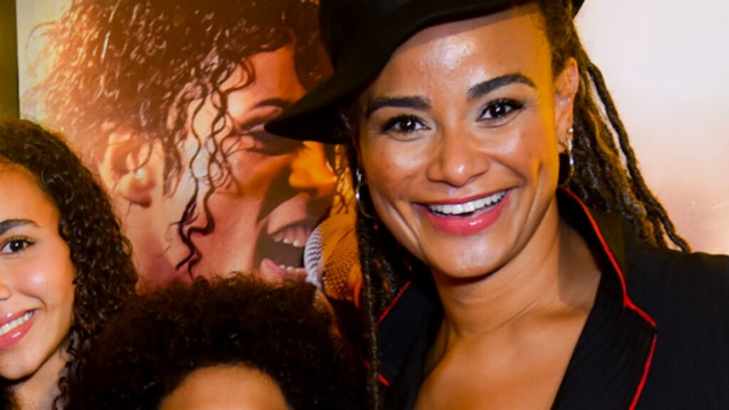 Luciana Mello chama atenção ao surgir com os filhos e a mãe em evento