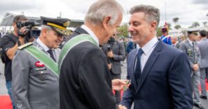Luciano Huck recebe medalha oficial do Exército Brasileiro