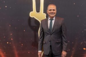 Luís Roberto reaparece após afastamento da Globo por problema de saúde grave