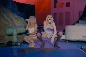 Madonna volta aos palcos após 2 anos com música inédita sensacional!