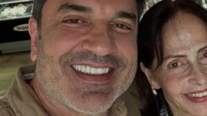 Mãe de Edu Guedes surge com o filho e Ana Hickmann em tarde especial