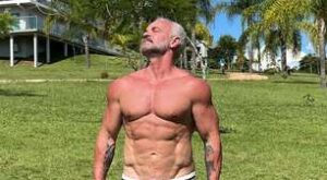 Mateus Carrieri aos 59 anos revela seu segredo de ouro para corpo definido: alimentação simples e pão com ovo no café!