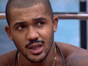 Matheus Moreira nega acusações de homofobia e esclarece que não recebeu notificação formal