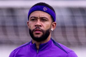 Memphis Depay se rende e aceita cortar salário para ficar no Corinthians