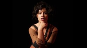 Filha de Raul Gazolla celebra sucesso de monólogo polêmico