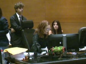 Monique Medeiros se entrega à polícia após STF revogar liberdade no caso Henry