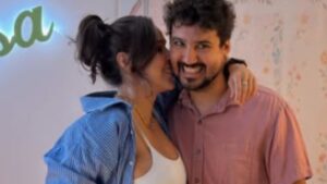 Na reta final da gravidez, Thati Lopes exibe barrigão em evento especial