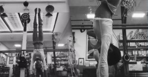 Narah Baptista, esposa de Vincent Cassel, desafia equilíbrio ao plantar bananeira