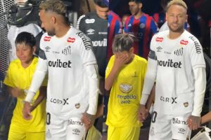 Neymar toca corações de crianças antes de clássico emocionante