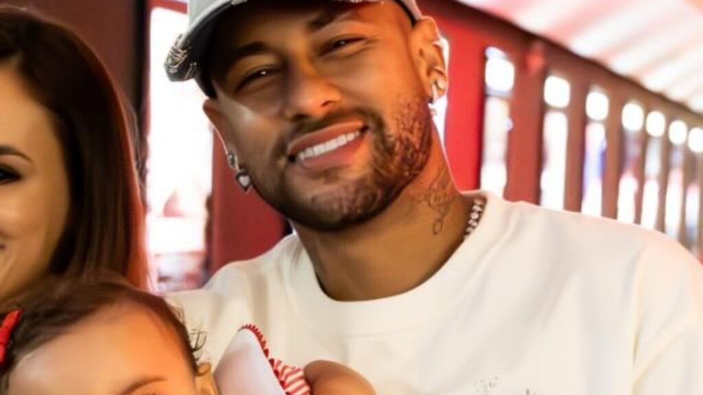 Neymar Jr. agita a web ao mostrar momento em família: ‘Cineminha com elas’
