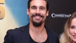 Parecidos? Aos 28 anos, Nicolas Prattes faz rara aparição em público com a mãe famosa