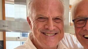 Parecidos? Irmão de Pedro Bial impressiona por semelhança com o apresentador: ‘Iguais’