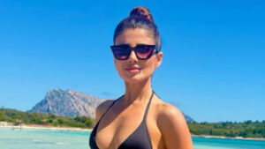 Paula Fernandes aproveita férias na Itália e posa de biquíni em cenário de sonho