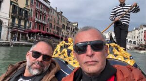 Paulo Barros viaja pela Europa com o marido em lua de mel romântica