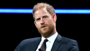 Príncipe Harry chama jornalista de ‘docinho’ em troca de mensagens revelada em processo