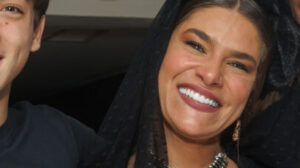 Romeo, filho de Priscila Fantin, surge mais alto que a mãe em rara aparição com a família