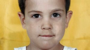 Quem é? Menino da foto faz 29 anos hoje, é filho de atores separados, empresário e dono de beleza única