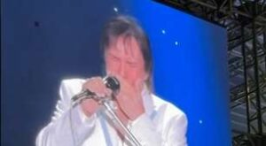 Roberto Carlos chora ao cantar ‘Meu Pequeno Cachoeiro’ em sua cidade natal