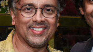 Rodrigo Fagundes e o marido Wendell Bendelack marcam presença rara em show no Rio