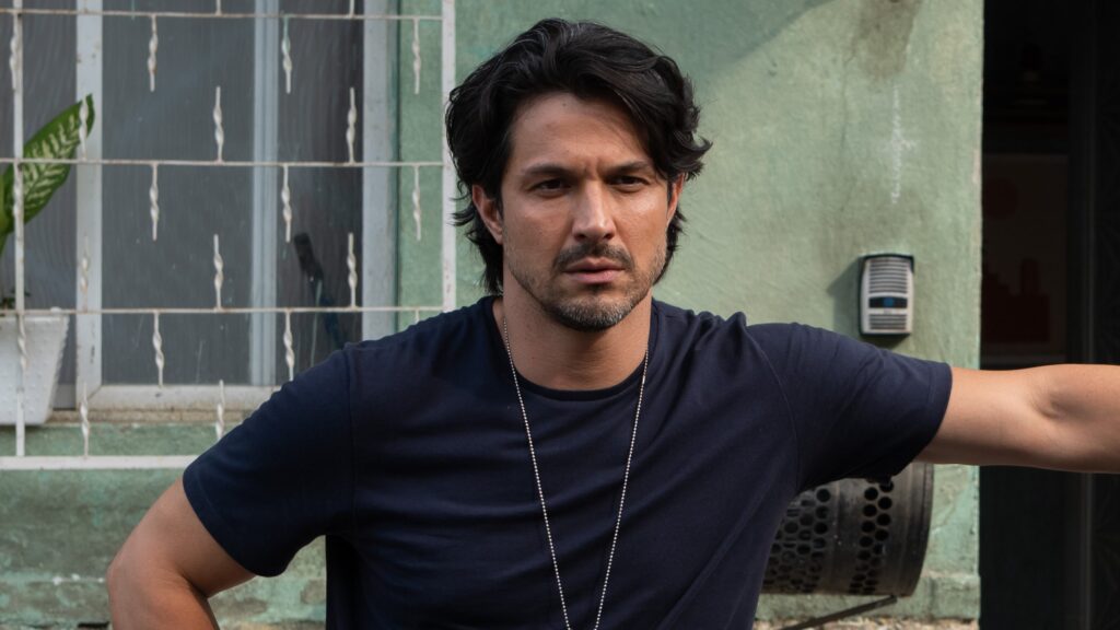 Romulo Estrela em ‘Três Graças’: Paulinho descobre segredo de Ferette e recebe ameaça de morte