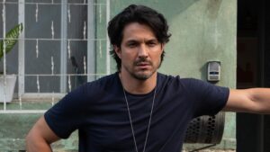 Romulo Estrela em ‘Três Graças’: Paulinho descobre segredo de Ferette e recebe ameaça de morte