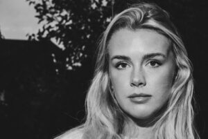 Sage Elton aposta em sensualidade e emoção no novo single “Close To You”