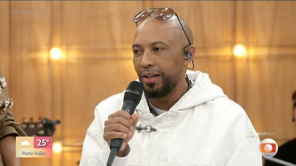 Cantor Salgadinho se emociona ao saber que é avó aos 56 anos e recebe mensagem do neto