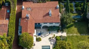 Selena Gomez compra mansão de R$ 190 milhões na Califórnia com spa e salão de jogos