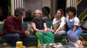 Tadeu Schmidt invade a casa do BBB 26 e abraça os finalistas: ‘Eu amo vocês!’