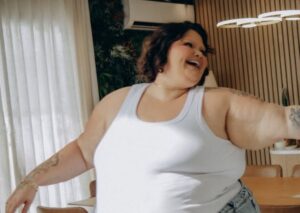 Thais Carla perde 85 kg após cirurgia e fica impressionada: ‘Desapareceu!’