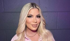 Tori Spelling sofre grave acidente e é hospitalizada com filhos na Califórnia