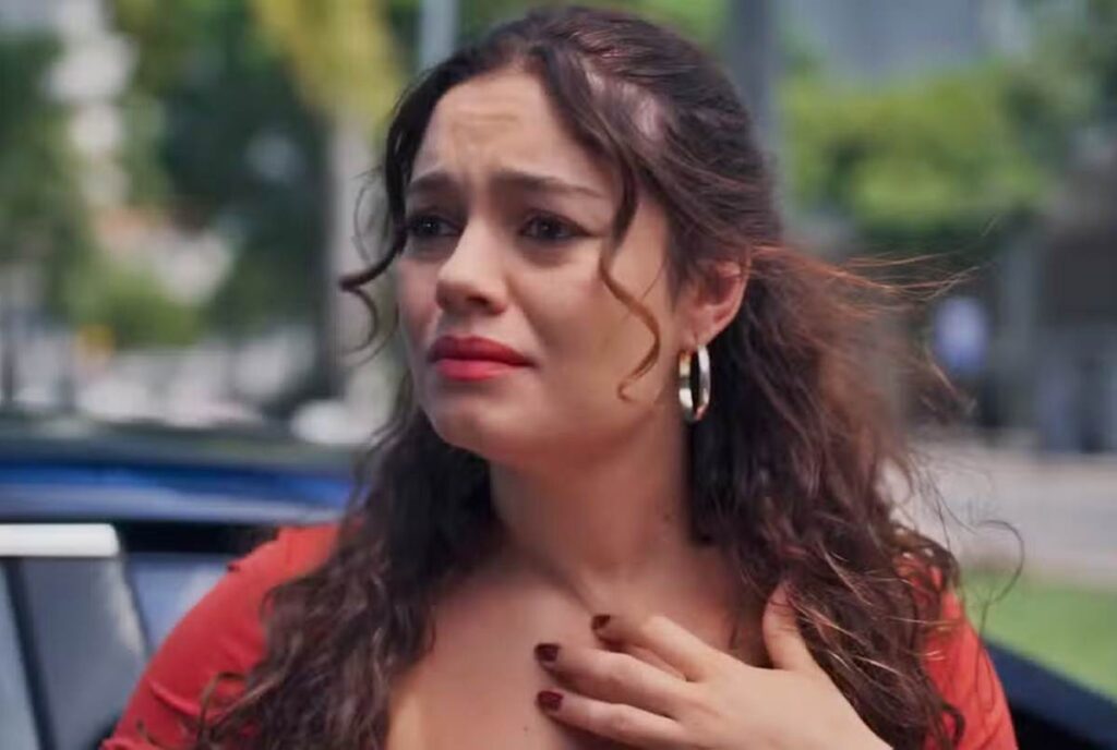 Três Graças: Gerluce pega a neta no colo sem fazer ideia de quem é a bebê!