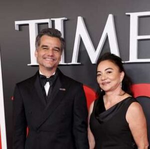 Wagner Moura leva mãe para festa de gala com celebridades milionárias; veja as fotos glamurosas!