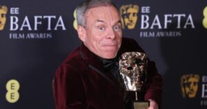 Warwick Davis encontra novo amor após morte da esposa; conheça a hipnoterapeuta