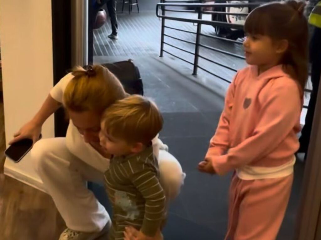 Zé Felipe se emociona ao reencontrar filhos após polêmica envolvendo viagens internacionais