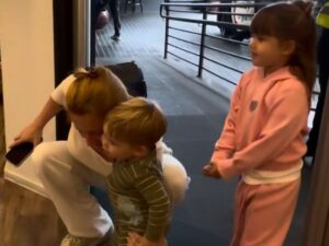 Zé Felipe se emociona ao reencontrar filhos após polêmica envolvendo viagens internacionais