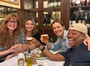 Adriana Esteves aproveita férias com cervejinha e amigas famosas
