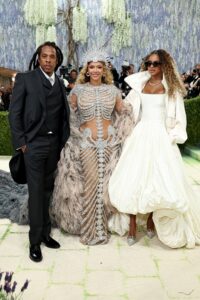 Beyoncé retorna ao Met Gala com TUDO e rende memes na internet!