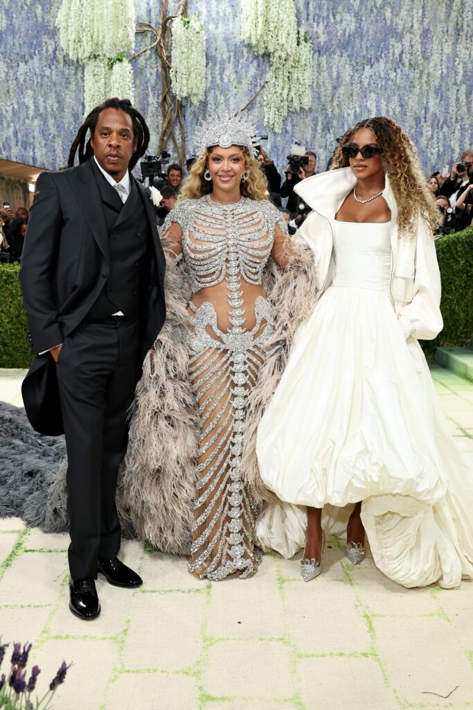 Beyoncé retorna ao Met Gala com TUDO e rende memes na internet!